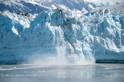 Groenlandia: si scioglie un ghiacciaio che potrebbe alzare di mezzo metro il livello dei mari