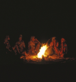 Antropologia: I racconti intorno al fuoco rafforzano i legami sociali